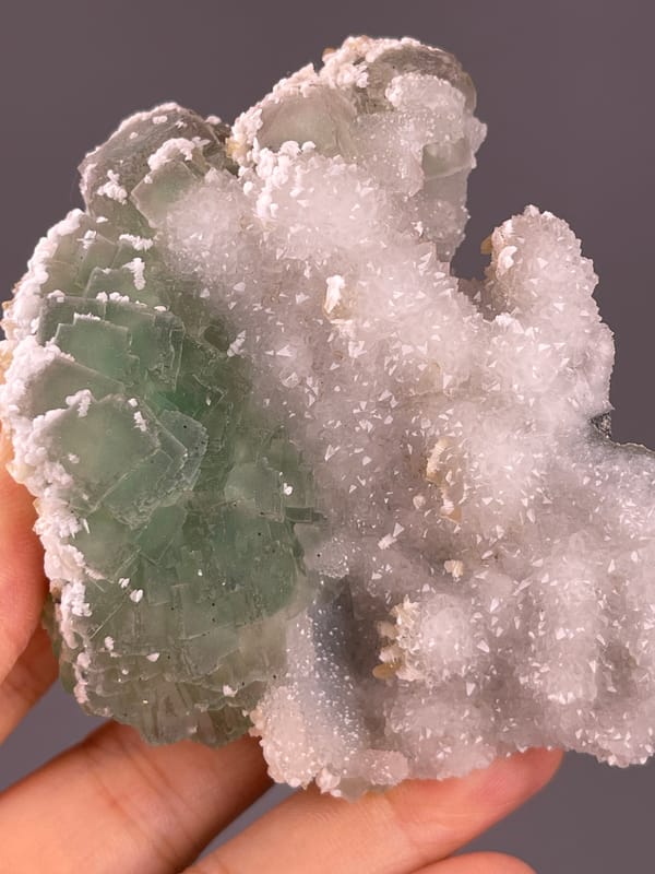 Fluorite from Fujian, China: reverse angle across broad white quartz druse.