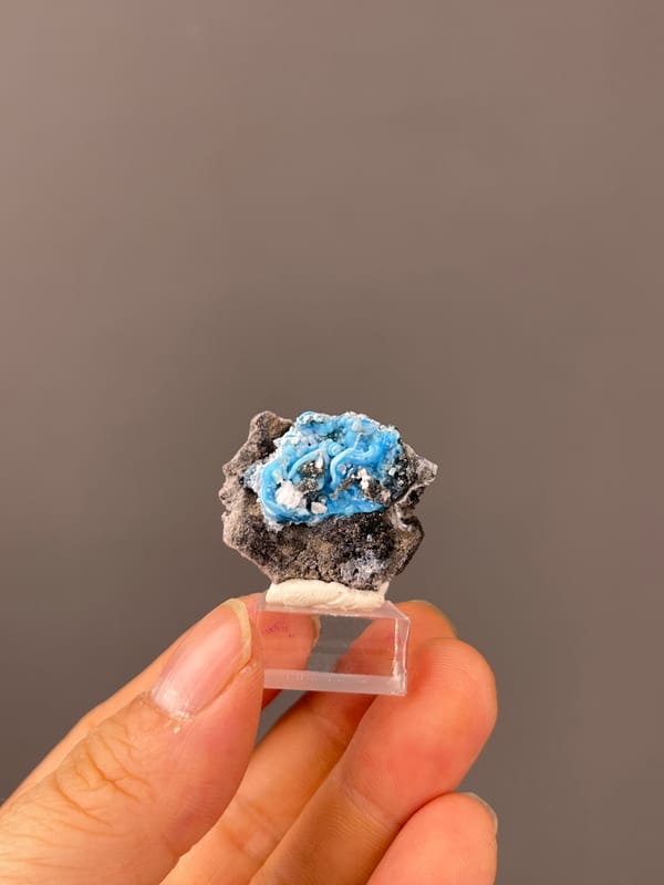 Gibbsite specimen from Guizhou, China bearing bright blue botryoidal cavity