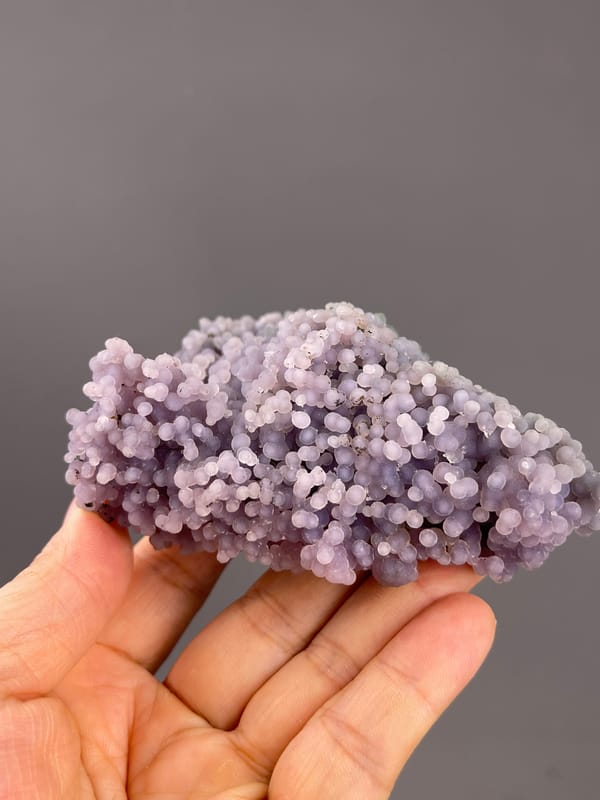 Grape Agate from Indonesia: horizontal profile of the nodular cluster.