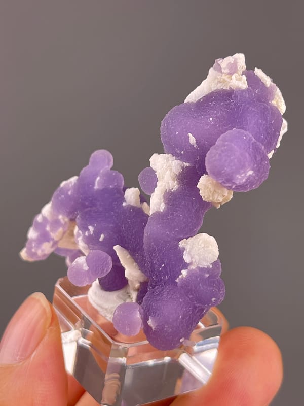 Grape Agate from Indonesia: tilted view of the curved purple profile.