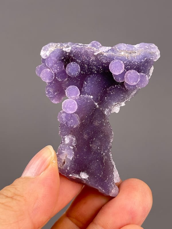 Grape Agate from Indonesia: front view of the curved purple outline.