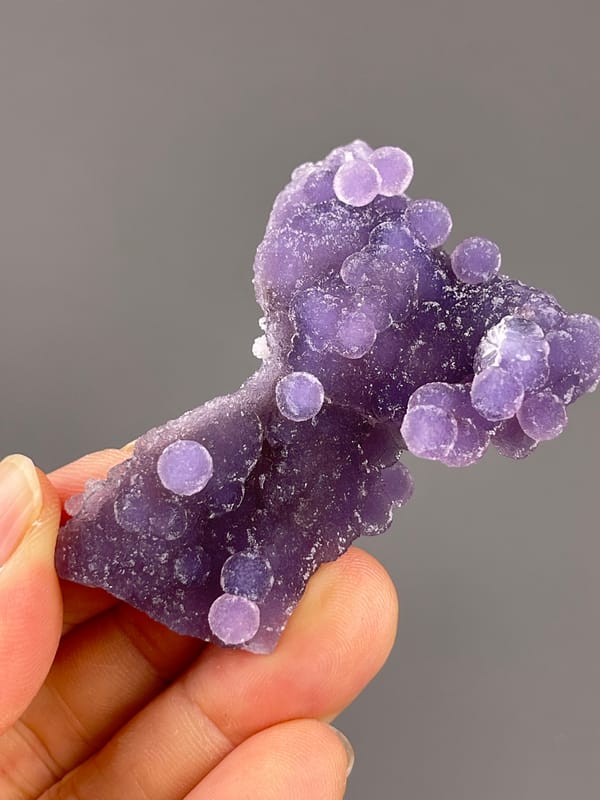 Grape Agate from Indonesia: oblique view of the violet rounded surface.