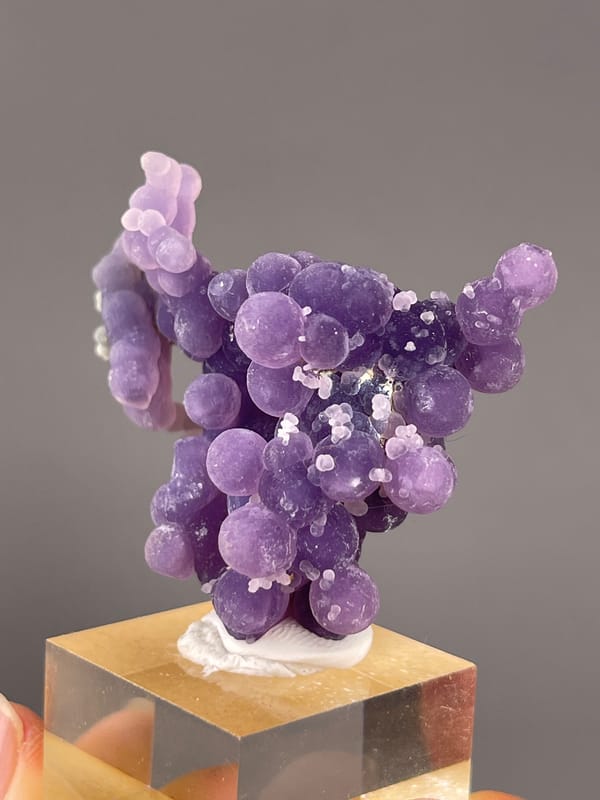 Grape Agate from Indonesia: side view of the narrow central purple cluster.