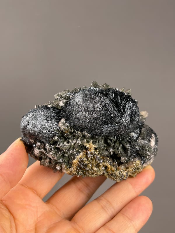 Hematite from Inner Mongolia, China: front view of the dark fan-shaped aggregate.