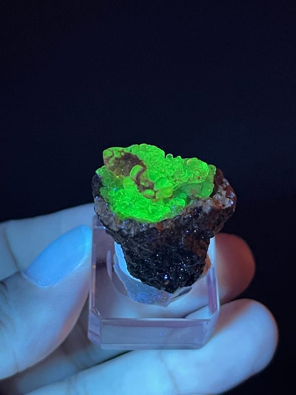 Hyalite Opal from Mexico: top angle showing green fluorescence across the coating.