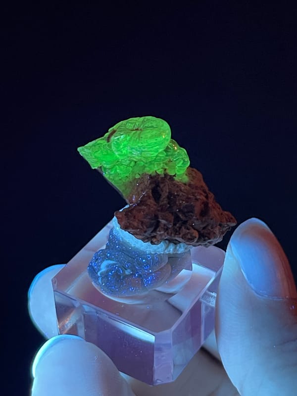Hyalite Opal from Mexico: top angle showing broad green fluorescence.
