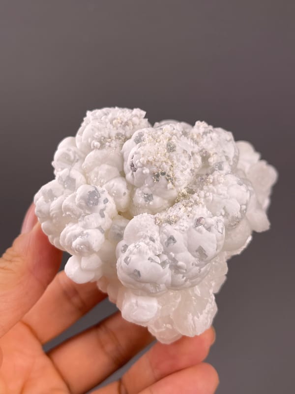 Hydrozincite from Yunnan, China: granular reverse surface with rounded contours.