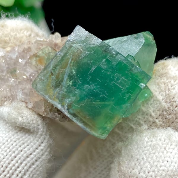 Glassy green fluorite cube on druzy quartz from Hebei — detail view