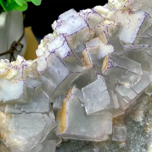 Plate of blue-and-white porcelain fluorite from Guizhou, China, second angle