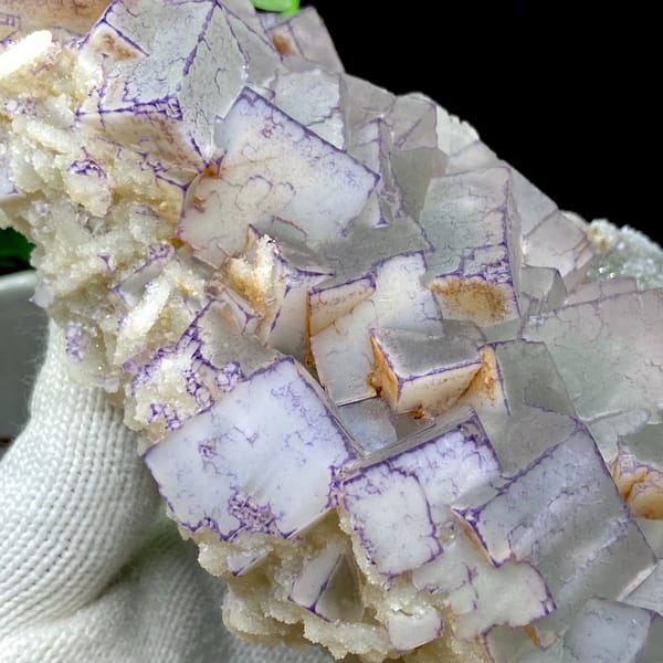 Plate of blue-and-white porcelain fluorite from Guizhou, China, reverse side