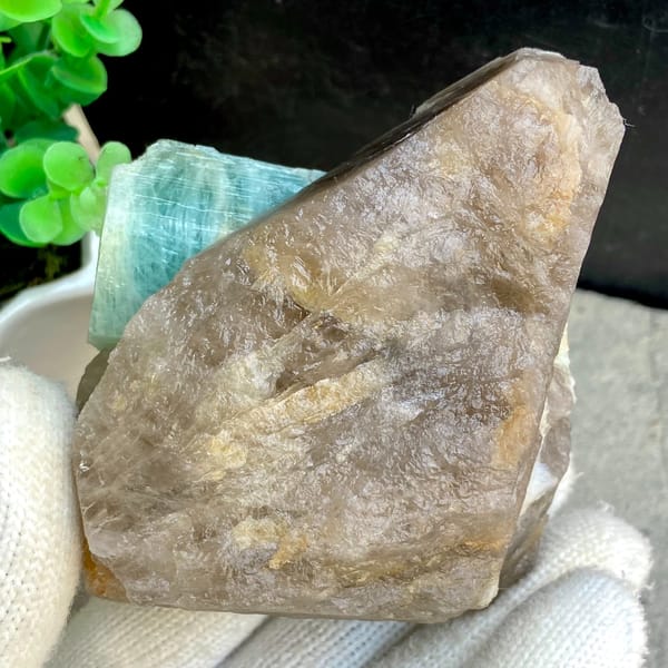 Large blue-green aquamarine prism in smoky quartz from Yunxiao, Fujian, China, overall view