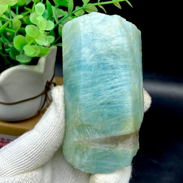 Stout sea-green aquamarine prism from Fujian, China, detail of the matrix contact
