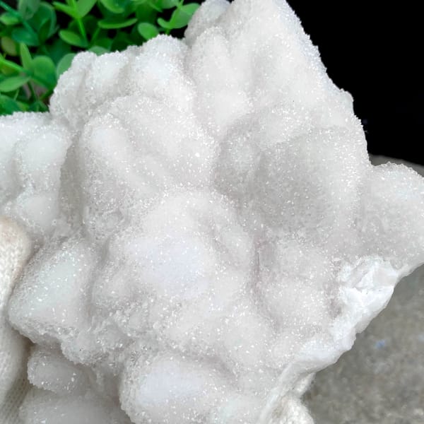Snow-white sparkling quartz plate from Guangdong, China, close-up of the crystal faces