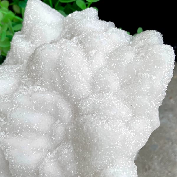 Snow-white sparkling quartz plate from Guangdong, China, detail of the matrix contact