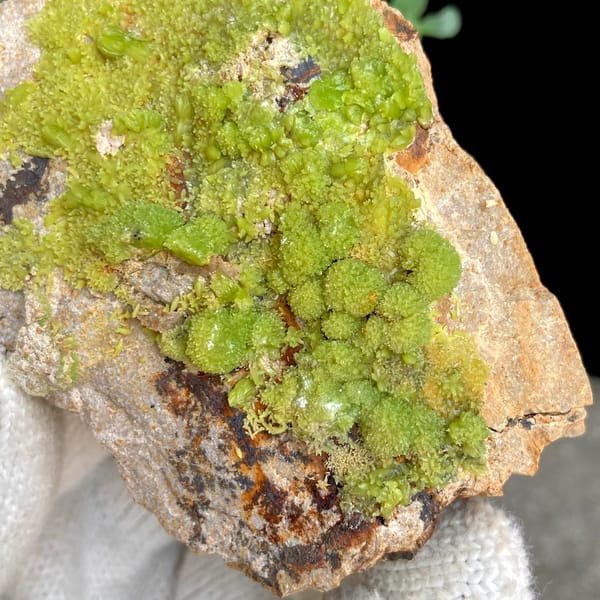 Lime-green botryoidal pyromorphite on rusty plate from Gongcheng, Guangxi, China, side view