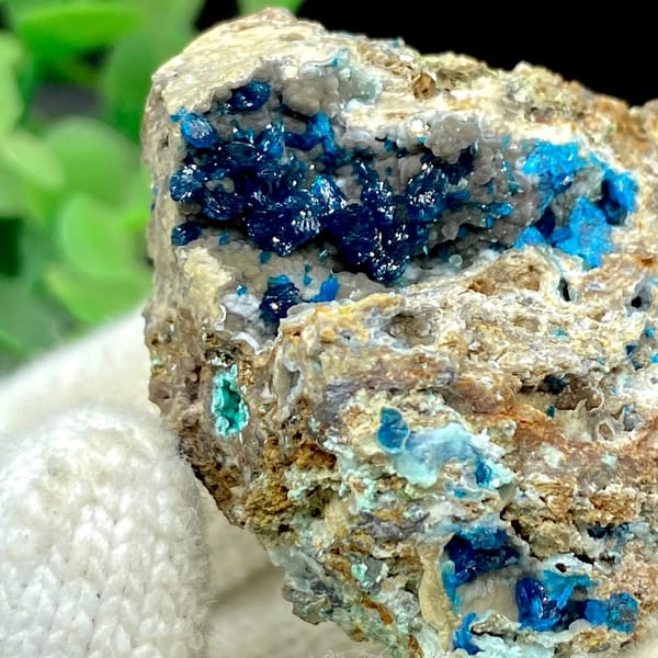 Deep blue veszelyite crystals in pale pocket from Yunnan, China, detail of the matrix contact