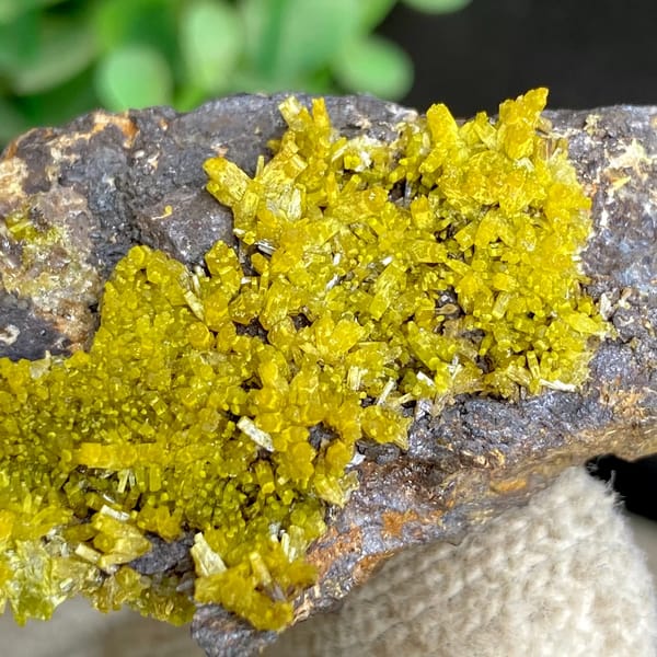 Band of matcha-green pyromorphite across dark limonite from Guangxi, China, side view