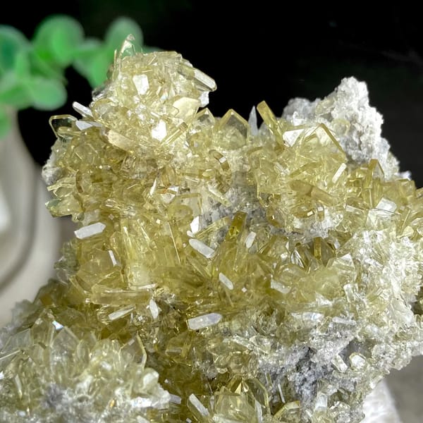 Cluster of pale golden transparent baryte blades from Yunnan, China, close-up of the crystal faces