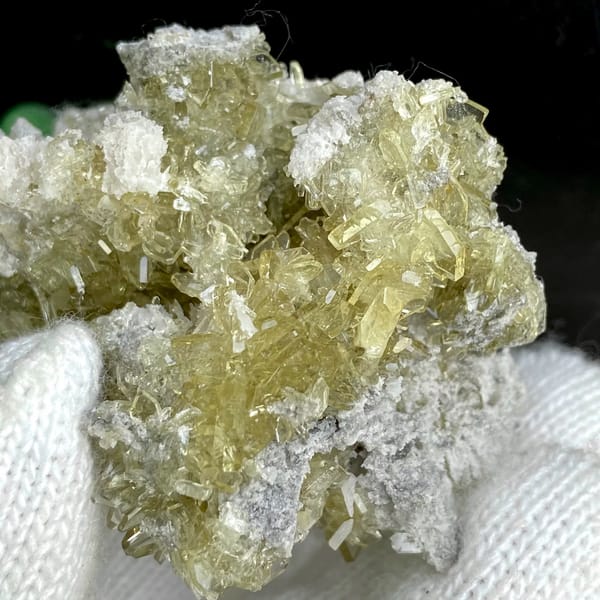Cluster of pale golden transparent baryte blades from Yunnan, China, close-up of terminations