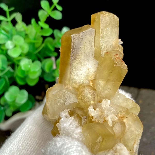 Honey-yellow hexagonal calcite prisms with quartz from Shangbao, Hunan, China, reverse side