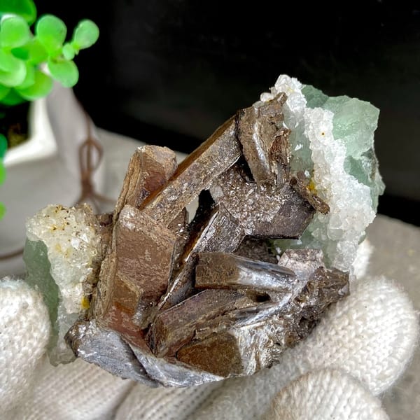 Brown bladed calcite with green fluorite and quartz from Fujian, China, second angle