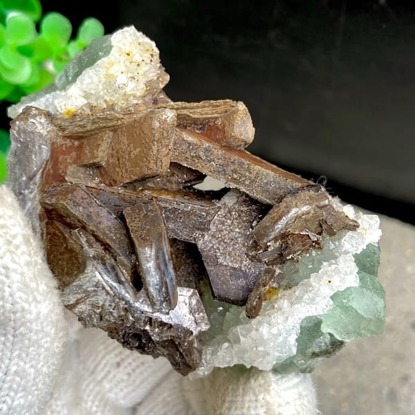 Brown bladed calcite with green fluorite and quartz from Fujian, China, close-up of the crystal faces