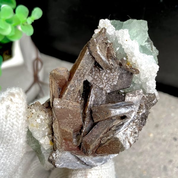 Brown bladed calcite with green fluorite and quartz from Fujian, China, reverse side