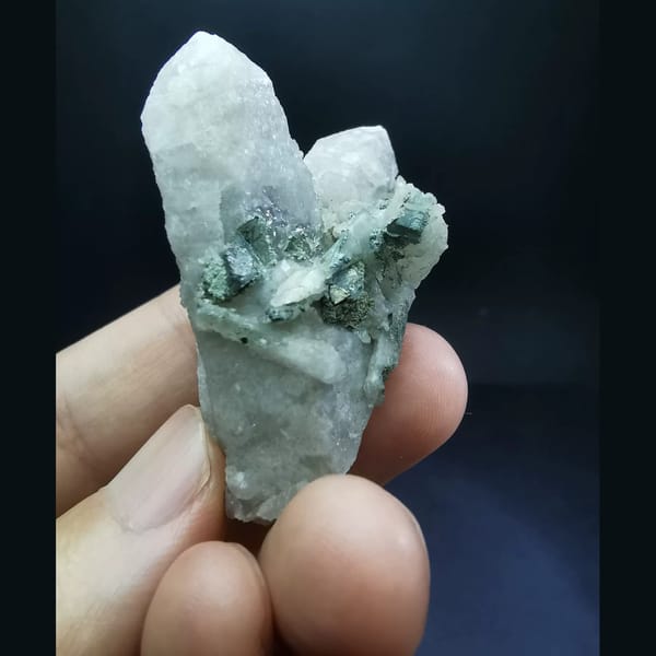 One-of-a-kind quartz crystal specimen, photo 4 of 4