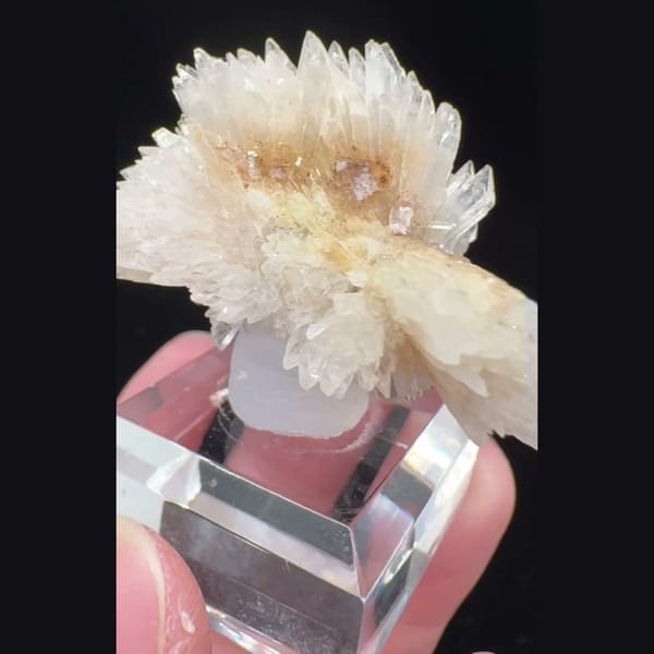 White Creedite Cluster 4.5 cm — complete view