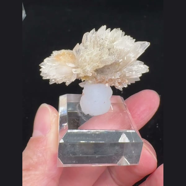 White Creedite Cluster 4.5 cm — detail view
