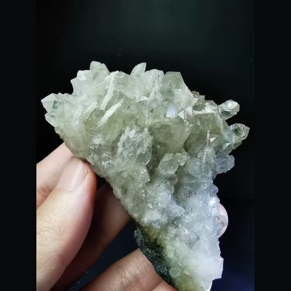 Quartz cluster interfered by calcite plates — complete view