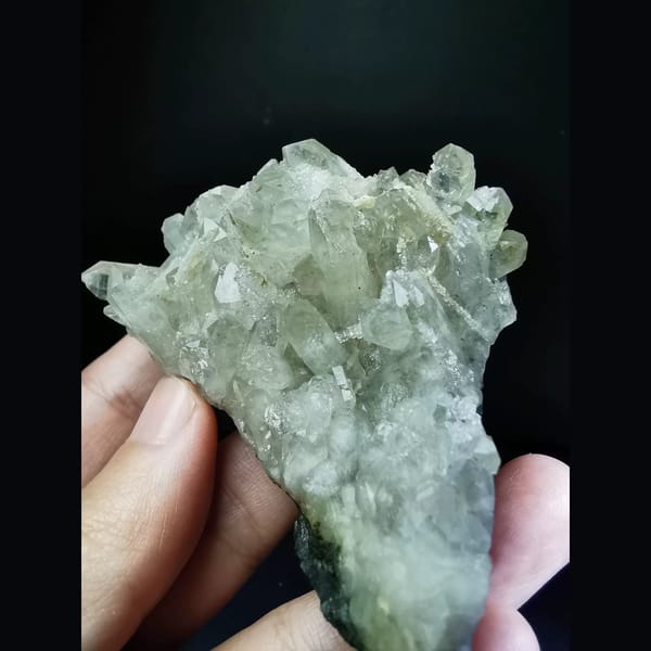 Quartz cluster interfered by calcite plates — alternate view