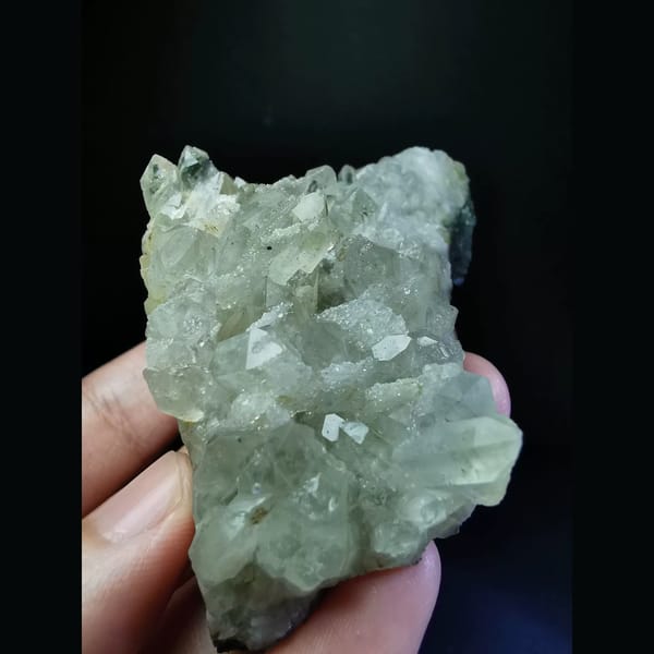Quartz cluster interfered by calcite plates — alternate view