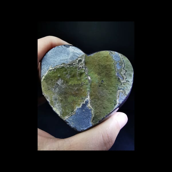 Uruguayan amethyst druze heart with leopard-like spots — detail view