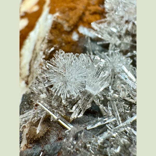 White Creedite Sprays 6.5 cm — detail view