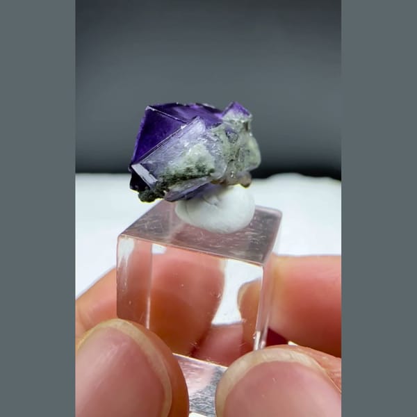 Purple Fluorite with Chlorite Yaogangxian 2.0 cm — detail view