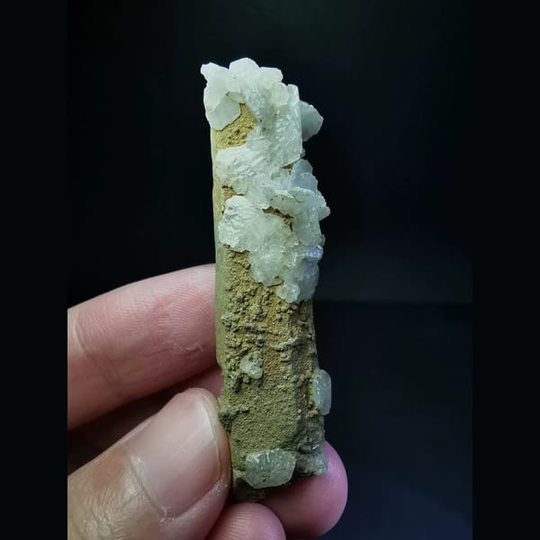 Yellow-skin quartz with white calcite — complete view