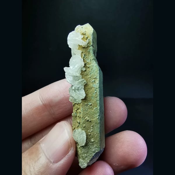Yellow-skin quartz with white calcite — alternate view