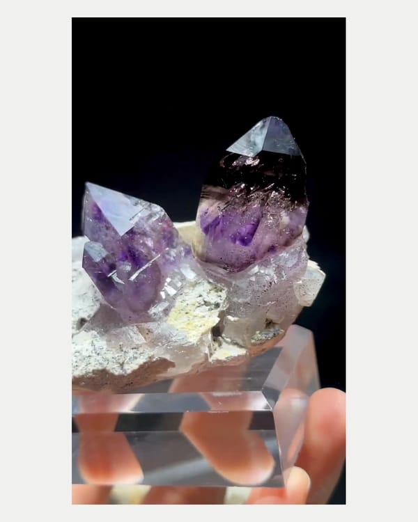 Complete left oblique view of violet zoned quartz points