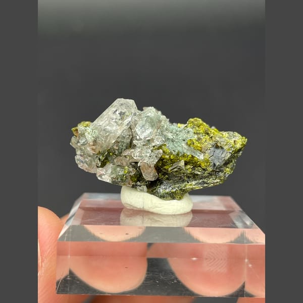 Small clear quartz with green epidote from Meigu, Sichuan — complete view