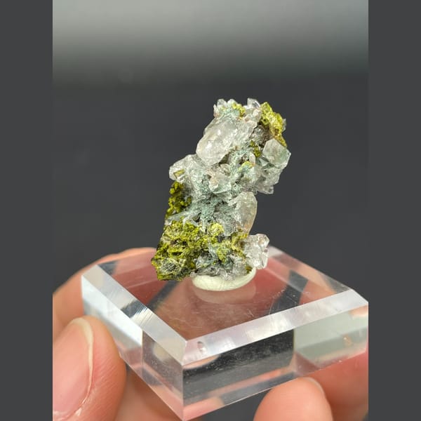 Small clear quartz with green epidote from Meigu, Sichuan — detail view