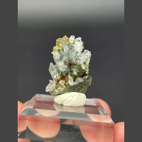 Small clear quartz with green epidote from Meigu, Sichuan — detail view