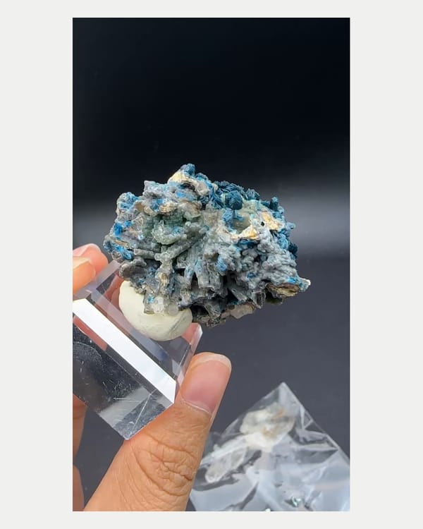 Complete right oblique view of deep blue zincolibethenite cluster