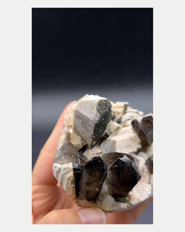 Complete right oblique view of broad Yunxiao mineral matrix