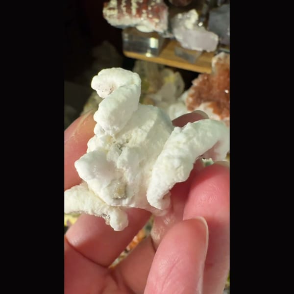 White and Pink Popcorn Gypsum Guizhou 5.0 cm — detail view