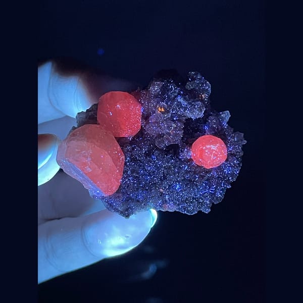 Pale yellow calcite balls on sparkly quartz from Hubei — detail view