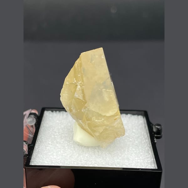 Glassy honey yellow fluorite crystal from Beijing — alternate view