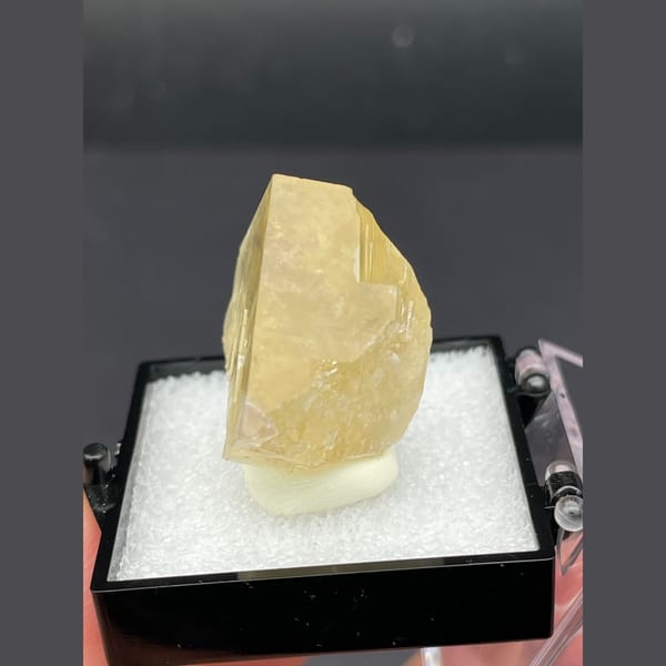 Glassy honey yellow fluorite crystal from Beijing — detail view