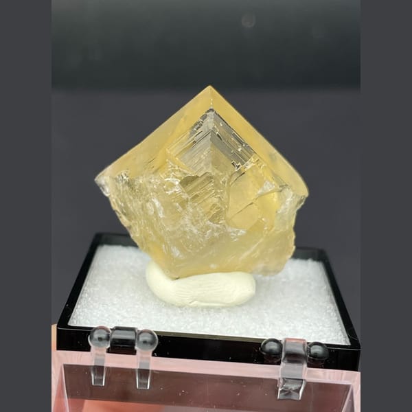 Glassy honey yellow fluorite crystal from Beijing — detail view