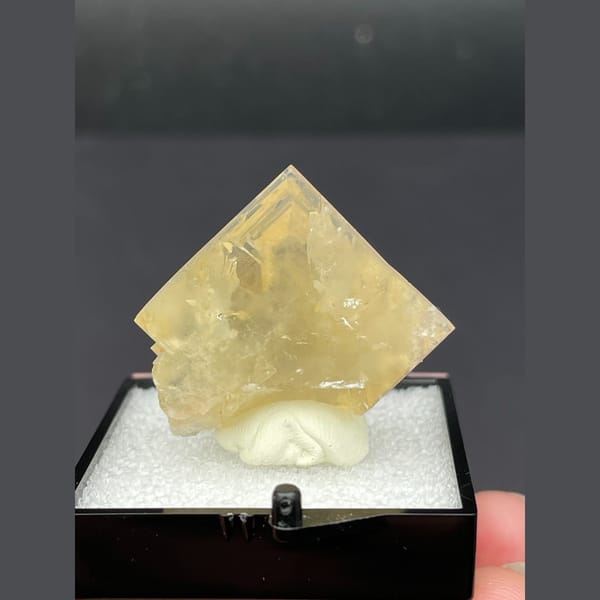Glassy honey yellow fluorite crystal from Beijing — detail view